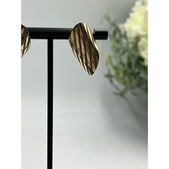 Vintage 14K Signed Yellow Gold Leaf Ribbed Curved Textured Organic Earrings - Picture 9 of 15